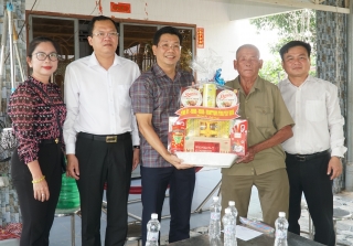 Phó Bí thư Tỉnh uỷ Nguyễn Mạnh Hùng: Thăm, tặng quà gia đình chính sách, người có công ở huyện Gò Dầu