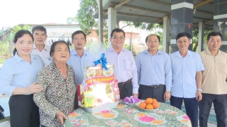 Ông Trương Nhật Quang- Trưởng Ban Dân vận Tỉnh uỷ: Thăm, tặng quà các gia đình chính sách tại huyện Bến Cầu