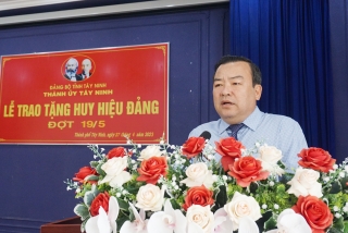 Trao tặng Huy hiệu Đảng cho các đảng viên thuộc Đảng bộ thành phố Tây Ninh