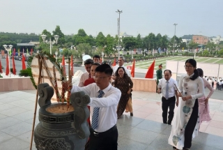 TP. Tây Ninh: Viếng Quảng trường, Đài tưởng niệm anh hùng liệt sĩ tỉnh