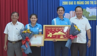 Công ty cổ phần xi măng Fico Tây Ninh: Trao tặng 2.000 bao xi măng cho thị xã Hoà Thành