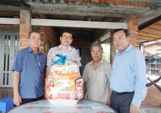 Thăm, tặng quà gia đình chính sách tại thị xã Trảng Bàng