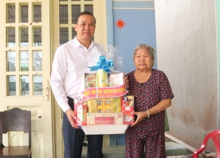 Ông Dương Văn Thắng- Phó Chủ tịch UBND tỉnh thăm gia đình chính sách trên địa bàn huyện Gò Dầu