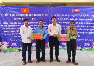 Châu Thành: Khám bệnh, tặng quà cho người dân Campuchia