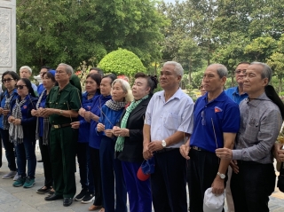 Ban liên lạc Cựu Cán bộ Đoàn Thanh niên Việt Nam:  Dâng hương tri ân các anh hùng liệt sĩ tại Nghĩa trang liệt sĩ Đồi 82