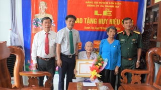 Bí thư Huyện uỷ Tân Biên: Trao Huy hiệu 65 và 60 năm tuổi Đảng