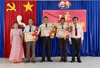 Tân Biên: Trao tặng Huy hiệu Đảng cho 3 đảng viên