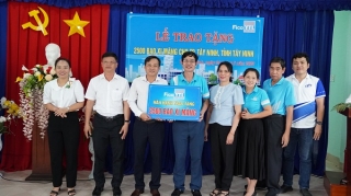 Tặng 2.500 bao xi măng cho thành phố Tây Ninh