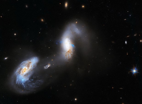 Kính viễn vọng Hubble chụp được ảnh thiên hà tương tác cực sáng