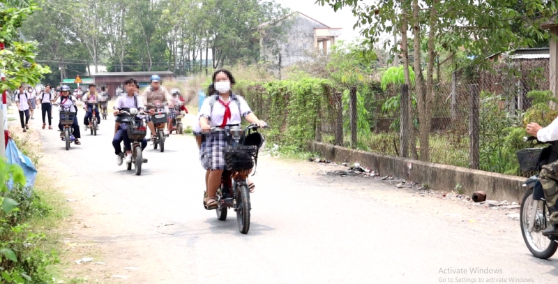 Tiềm ẩn nguy cơ mất an toàn khi học sinh đi xe đạp điện, xe máy điện