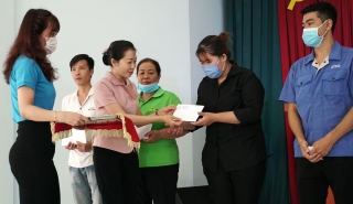 ĐBQH Hoàng Thị Thanh Thuý tiếp xúc cử tri là đoàn viên, công nhân lao động