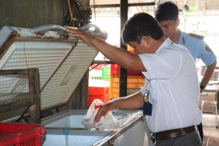 Xử phạt hành chính một cơ sở kinh doanh ăn uống ở huyện Tân Châu