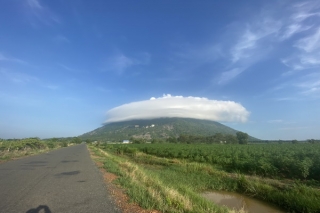 Hiện tượng “mũ mây” siêu hiếm tái xuất hiện tại núi Bà Đen Tây Ninh