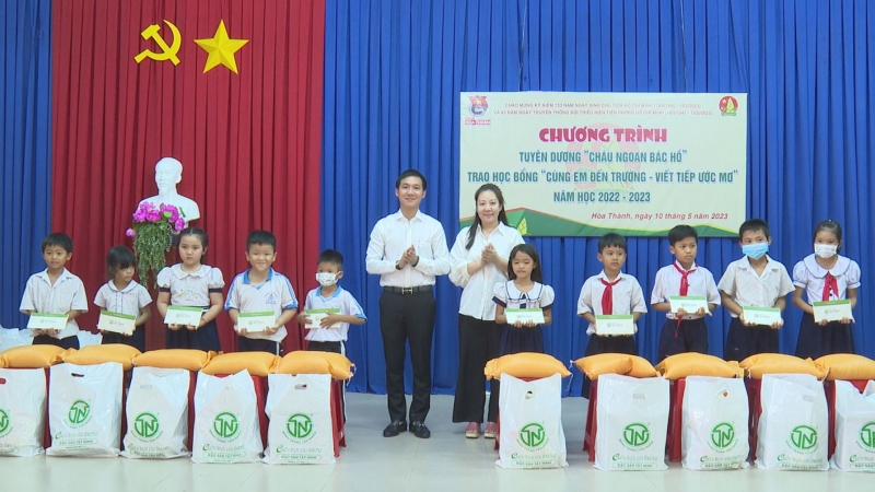 Hoà Thành: Tuyên dương cháu ngoan Bác Hồ và trao học bổng cho học sinh có hoàn cảnh khó khăn