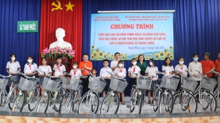 Đảng bộ cơ quan Văn phòng Thành uỷ TP. Hồ Chí Minh: Tặng quà, học bổng cho hộ khó khăn trên địa bàn xã Thanh Phước