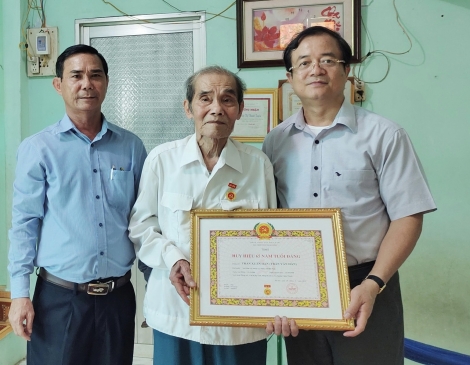 Ông Nguyễn Hồng Thanh- Trưởng Ban Nội chính Tỉnh uỷ trao Huy hiệu 65 năm tuổi Đảng cho đảng viên tại Châu Thành