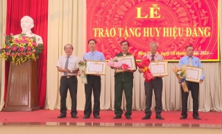 Hoà Thành: Trao tặng và truy tặng Huy hiệu Đảng cho 10 đảng viên