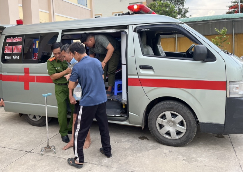 Công an Tân Biên: Đưa đón người dân có hoàn cảnh khó khăn, người già yếu làm CCCD gắn chip