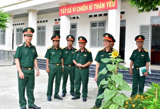 Thiếu tướng Lê Ngọc Hải- Phó Tham mưu trưởng Quân khu 7: Kiểm tra công tác huấn luyện chiến sĩ mới và huấn luyện giai đoạn 1 tại Bộ CHQS tỉnh