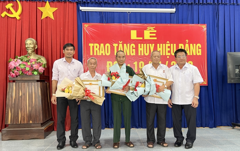 Trảng Bàng: Trao Huy hiệu 60, 50 và 30 tuổi Đảng cho các đảng viên