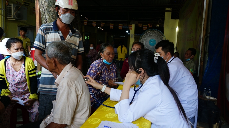 Trao quà, cấp thuốc cho người dân có hoàn cảnh khó khăn