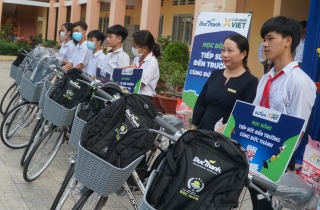 Tặng quà cho học sinh có hoàn cảnh khó khăn ở xã Tiên Thuận