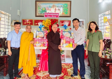 Lãnh đạo huyện Châu Thành: Thăm, tặng quà Ban Trị sự Giáo hội Phật giáo Việt Nam huyện