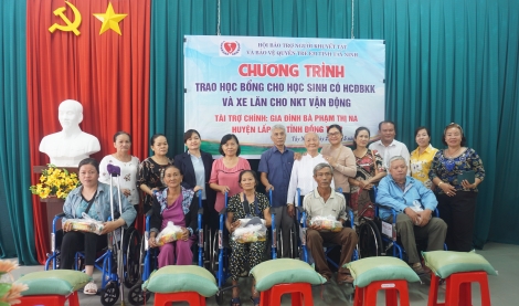 Trao học bổng cho học sinh có hoàn cảnh khó khăn