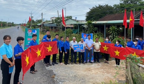 Báo Người Lao Động trao tặng 1.000 lá cờ Tổ quốc cho Huyện đoàn Tân Biên