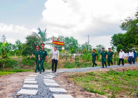 Thăm chốt dân quân thường trực biên giới của huyện Tân Biên