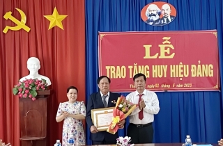 Tân Biên: Trao tặng Huy hiệu 50 năm tuổi Đảng cho đảng viên thuộc Đảng bộ xã Thạnh Tây