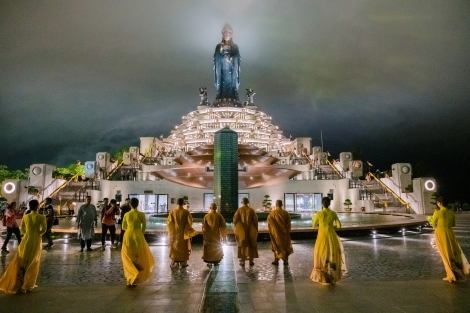 Lung linh đêm lễ Phật đản trên đỉnh Bà Đen