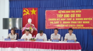 Ông Trương Nhật Quang- Trưởng Ban Dân vận Tỉnh uỷ tiếp xúc cử tri tại xã Bàu Đồn