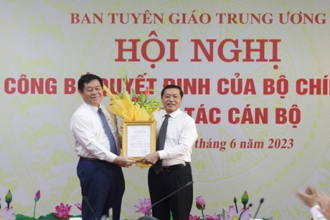 Công bố quyết định của Bộ Chính trị về công tác cán bộ