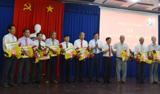 Tân Châu: Trao Huy hiệu Đảng cho 13 đảng viên