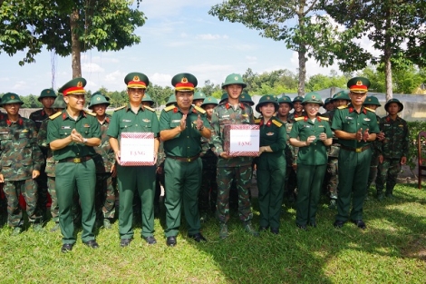 Chỉ huy Sư đoàn 5: Thăm, tặng quà cho các chốt phòng không