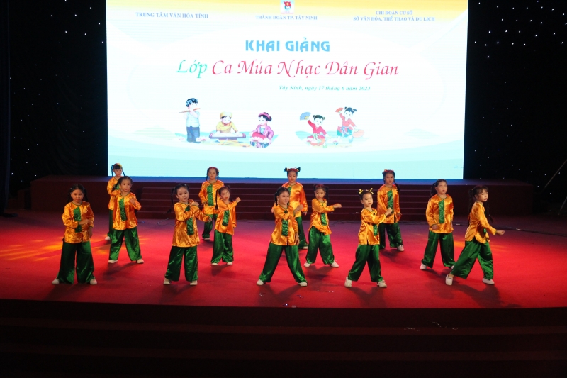 Khai giảng lớp ca múa dân gian