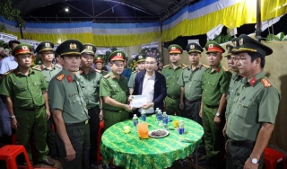 Công an tỉnh Tây Ninh sẻ chia đau thương với gia đình các liệt sĩ và CBCS bị thương ở Đắk Lắk