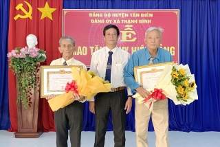 Tân Biên: Trao Huy hiệu 50, 40 tuổi Đảng cho đảng viên Đảng bộ xã Thạnh Bình