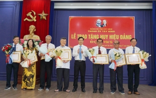 Trao tặng Huy hiệu Đảng tại Đảng bộ Thành phố Tây Ninh