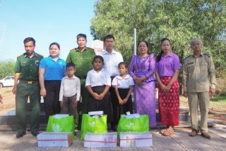 Hội LHPN thị xã Trảng Bàng: Tặng quà cho hội viên phụ nữ phường Prasat, thành phố Bavet, Vương quốc Campuchia