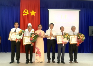 Phó Bí thư Tỉnh uỷ Nguyễn Mạnh Hùng trao Huy hiệu Đảng cho các đảng viên tại huyện Gò Dầu