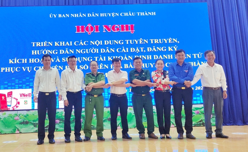 Triển khai kế hoạch phối hợp tuyên truyền, hướng dẫn người dân cài đặt và kích hoạt tài khoản định danh điện tử phục vụ chuyển đổi số