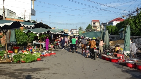 Bến Cầu: Tiểu thương “chê” chợ, ra đường buôn bán