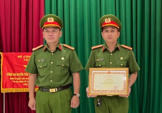 Bộ Công an tặng bằng khen cho tập thể Công an xã Thạnh Bình (Tân Biên)