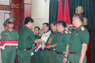 Đảng uỷ Sư đoàn 5 : Trao quyết định thăng quân hàm, nâng lương sĩ quan năm 2023