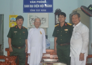 Ban CHQS thị xã Hoà Thành: Thăm, tặng quà Ban Đại diện Hội thánh Cao Đài tỉnh Tây Ninh