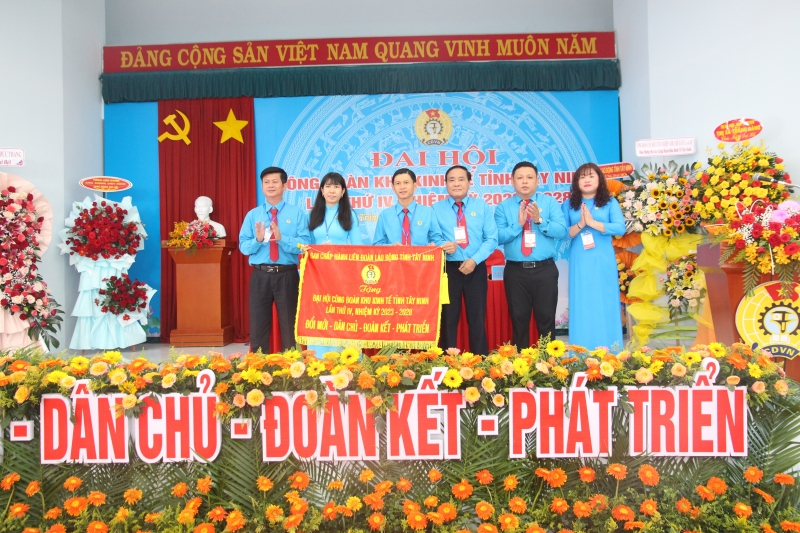 Công đoàn Khu kinh tế tỉnh:
Đổi mới phương thức hoạt động, hướng về cơ sở