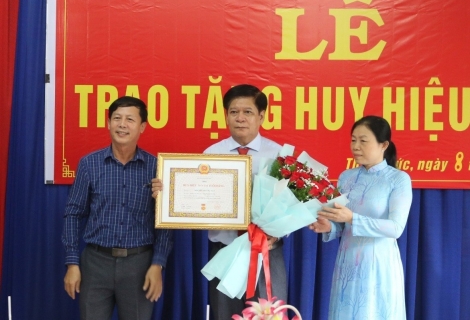Gò Dầu: Trao Huy hiệu 30 năm tuổi Đảng cho Bí thư Chi bộ, Hiệu trưởng Trường THPT Ngô Gia Tự