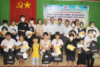 Tổ chức chương trình tiếp sức đến trường cho học sinh vượt khó tại huyện Tân Biên